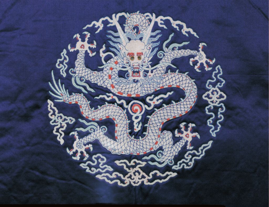 图片[3]-Stone blue satin embroidered with four groups of rice beads, cloud dragon, silver rat skin-China Archive